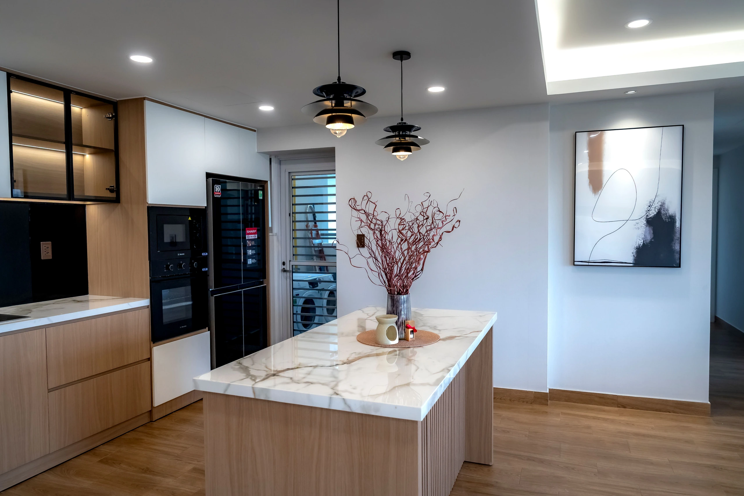 Cozinha com pendentes, perfis e fitas de led
